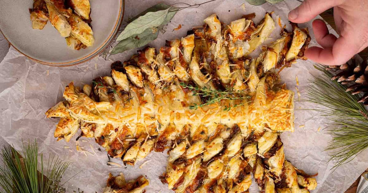 Easy Puff Pastry Christmas Tree: Flaky & Cheesy Holiday Appetizer